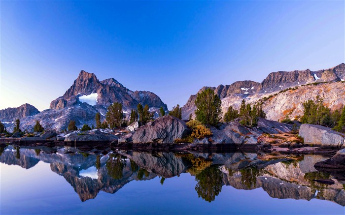 Nature Scenery Mountains Reflected Cleaning Lake 5K Views:2378 Date:2024/11/8 10:09:15