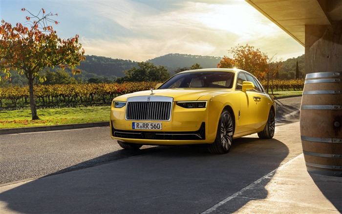 Yellow Rolls Royce 2025 Black Badge Ghost 5K Views:354